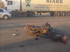 В Волгограде байкер на скорости влетел в фуру и погиб