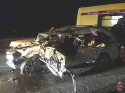 Из развороченной легковушки торчит нога: видео смертельного ДТП под Волгоградом