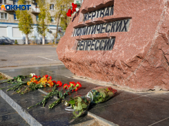 «Список расстрелянных потряс»: в центре Волгограда зачитали имена жертв политических репрессий