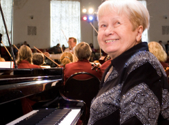 91-летнюю Александру Пахмутову вместе с мужем выписали из больницы после лечения от COVID-19