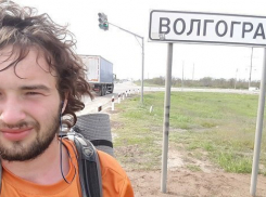 Марафонец, бегущий из Волгограда в Берлин, повредил колено