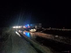 Юный водитель погиб в смятой КамАЗом иномарке под Волгоградом