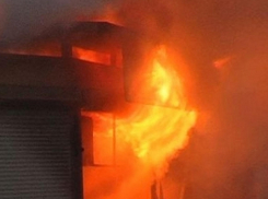 На юге Волгограда разыскивают поджигателей продуктового киоска 