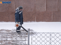 На дороги Волгограда бороться со снегопадом вывели 70 единиц спецтехники