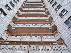 После прогулки с подружками 15-летняя девочка найдена мертвой возле 9-этажки в Камышине