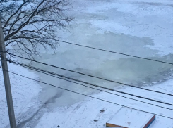 Фонтан воды неделю заливает детскую площадку на севере Волгограда 