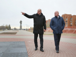 Власти Волгограда закатали в плитку целый сквер