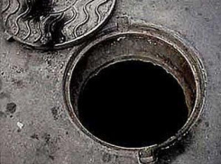 Под Волгоградом двое рабочих рухнули в сливной коллектор