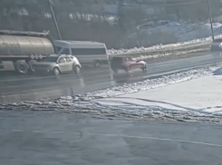 Маршрутка с пассажирами влетела в фуру в Волгограде – видео 