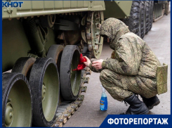 Намывают технику и тащат стулья: суета перед парадом в честь Сталинградской Победы