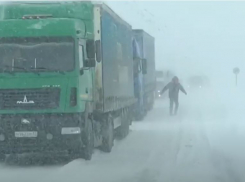 Опубликовано видео гигантской пробки из фур на трассе в Волгоградской области