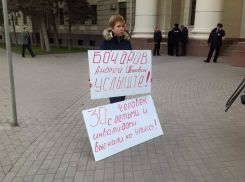 Жительница Волгограда устроила одиночный пикет возле здания обладминистрации