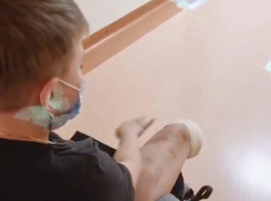 Не сошли синяки у 11-летнего волгоградца, потерявшего руку и ноги в аварии с автобусом 4,5 месяца назад