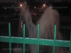 Фонтан высотой в два метра бьет из-под земли в Волгограде