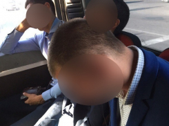 Волгоградские джентльмены уснули, завидев стоящую в маршрутке девушку