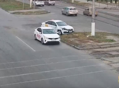 Столкновение двух такси в Волгограде попало на видео 