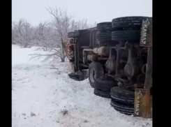 Пескоразбрасыватель с водителем рухнул в кювет под Волгоградом