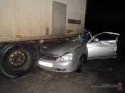 «Лада Приора» въехала под грузовик Volvo в Волгоградской области 