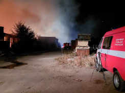 В Волгограде в день выборов несколько часов тушили заброшенную овощную базу