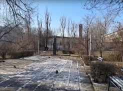 Разруху заброшенного на десятилетия волгоградского сквера показали в красках: видео