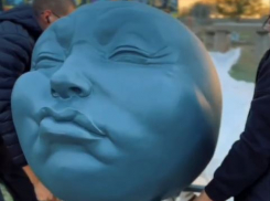 «Губы, которые помнят вкус»: странная скульптура появилась  парке под Волгоградом