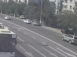 Mazda в центре Волгограда врезалась в столб: ДТП попало на видео