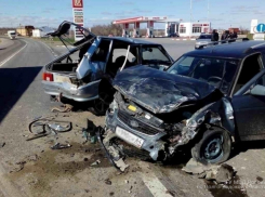Тройное ДТП с Mercedes Benz на трассе под Волгоградом: трое в больнице