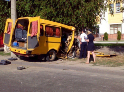 В центре Волгограда Opel врезался в маршрутку №57:7 пострадали, 4 в больнице