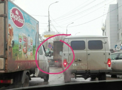 Маршрутка и грузовик столкнулись возле Ворошиловского ТЦ