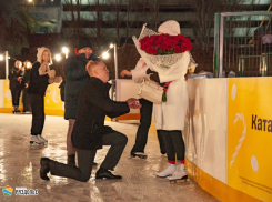 Волгоградец романтично сделал предложение руки и сердца на катке в ЦПКиО