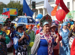 В честь Дня города по центру Волгограда прошла цирковая кавалькада
