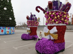 В Волгограде уже можно сфотографироваться с сапогами за 2,5 миллиона рублей