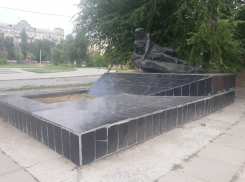 Разворованную охотниками за металлом братскую могилу оставили без ремонта в Волгограде