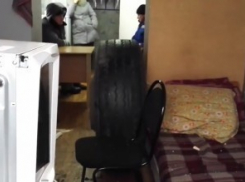 Оторвавшееся от грузовика колесо покалечило фельдшера под Волгоградом