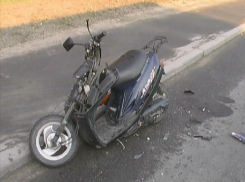 Волгоградец на мопеде протаранил дорогую иномарку