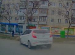 Пешеход чудом не пострадал от заноса иномарки в  Волгограде 