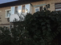 Полиция выставила пост у дома в Калаче, где живет семья подозреваемого в убийстве