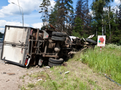 Трасса Волгоград-Москва засыпана зерном из прицепа перевернувшегося КамАЗа 