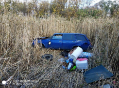 Водитель  LADA потерял колесо на трассе в Волгоградской области: машина рухнула в кювет