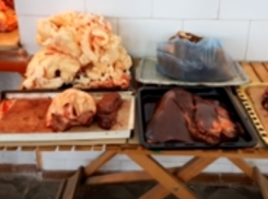Под Волгоградом на рынке зеленых мух на мясе назвали нормой