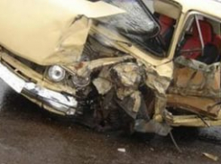 Под Волгоградом пьяный селянин на «шестерке» сбил пешехода и врезался в остановку