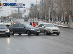 Авария на пересечении улиц Пархоменко и Невской стала причиной утренней пробки в Волгограде
