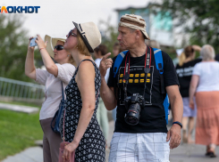 Лик Христа отпечатали на ткани: тысячи волгоградцев и туристов на улицах отмечают День фотографа