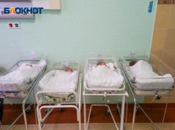 В Волгограде в Казанском соборе крестили уникальную четверню