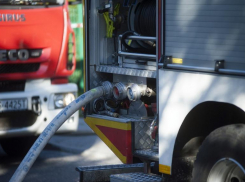 Шесть машин сгорели поздно ночью в Дзержинском районе Волгограда