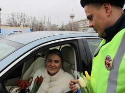 Полицейские осыпали цветами волгоградских автоледи