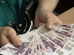 В Волгограде выплатят по 25 тысяч пострадавшим от упавшего козырька девочкам