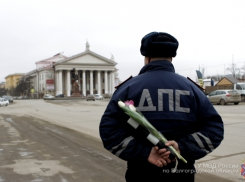 В Волгограде автоледи получили цветы от полицейских и «Ночных волков»