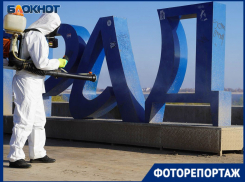 Люди в противогазах вышли на центральную набережную Волгограда: прогулки под запретом