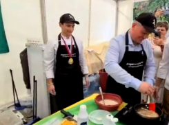 Губернатор пришел жарить блины на молодежном фестивале в Волгограде